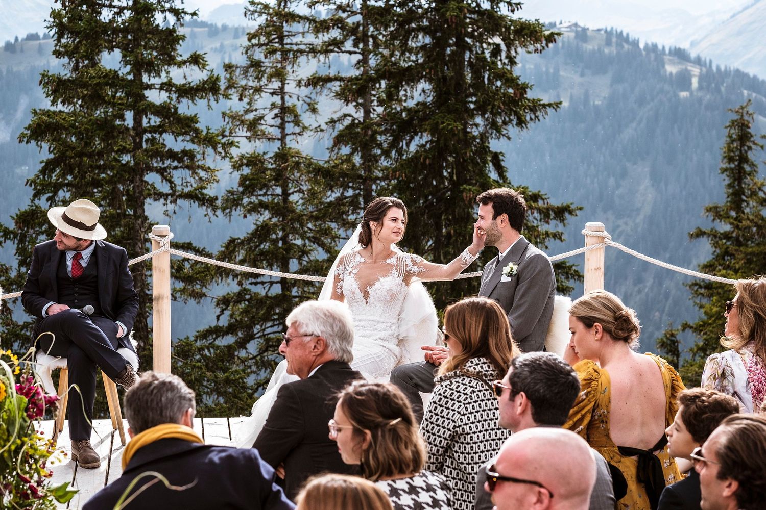 TLOOK photographe de mariage de style documentaire, Wasserngrat à Gstaad cérémonie sur la terrasse