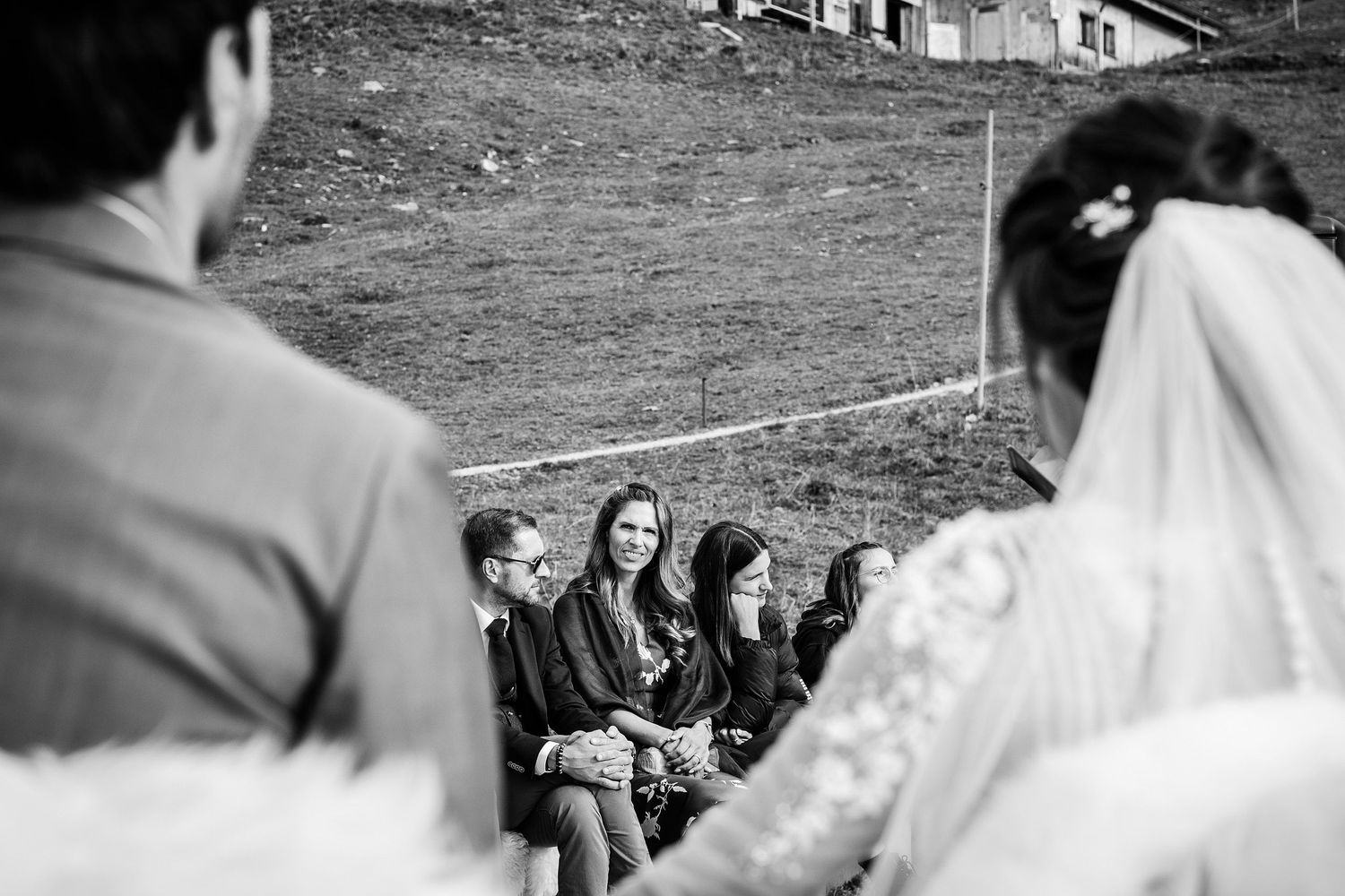 TLOOK photographe de mariage de style documentaire, Wasserngrat à Gstaad cérémonie sur la terrasse