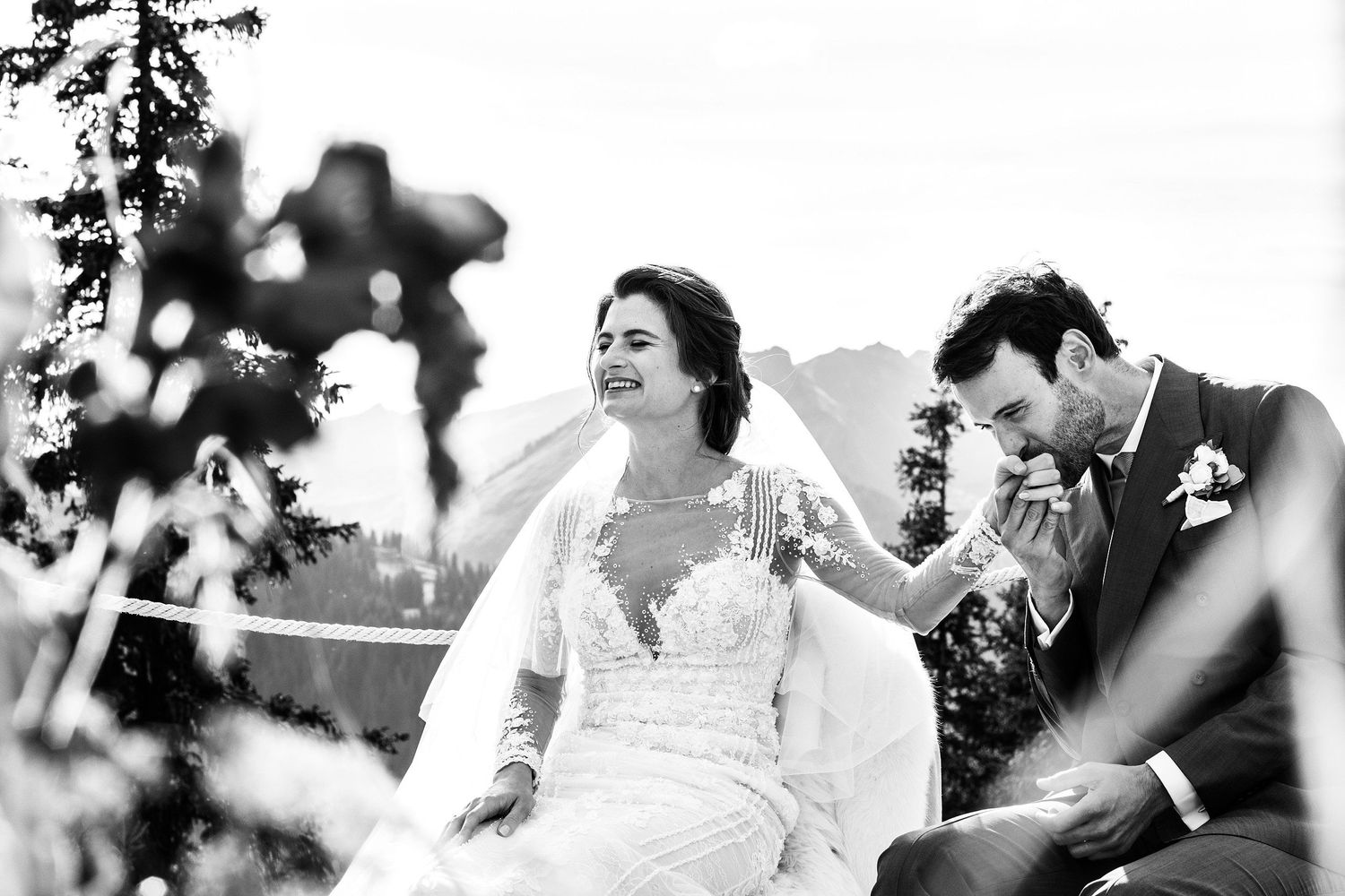 TLOOK photographe de mariage de style documentaire, Wasserngrat à Gstaad cérémonie sur la terrasse