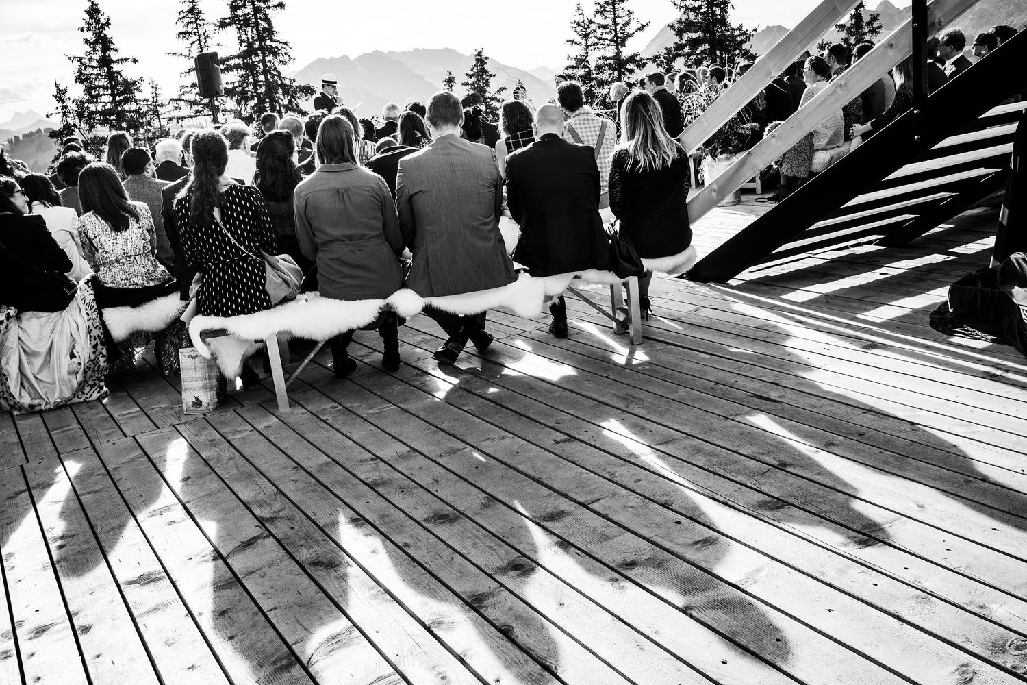TLOOK photographe de mariage de style documentaire, Wasserngrat à Gstaad cérémonie sur la terrasse