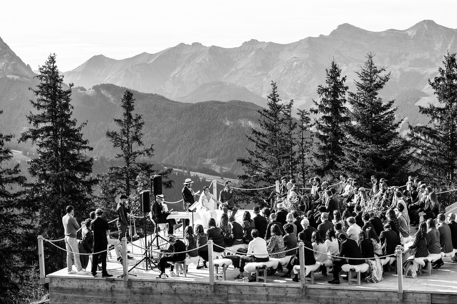 TLOOK photographe de mariage de style documentaire, Wasserngrat à Gstaad cérémonie sur la terrasse vue sur les montagnes