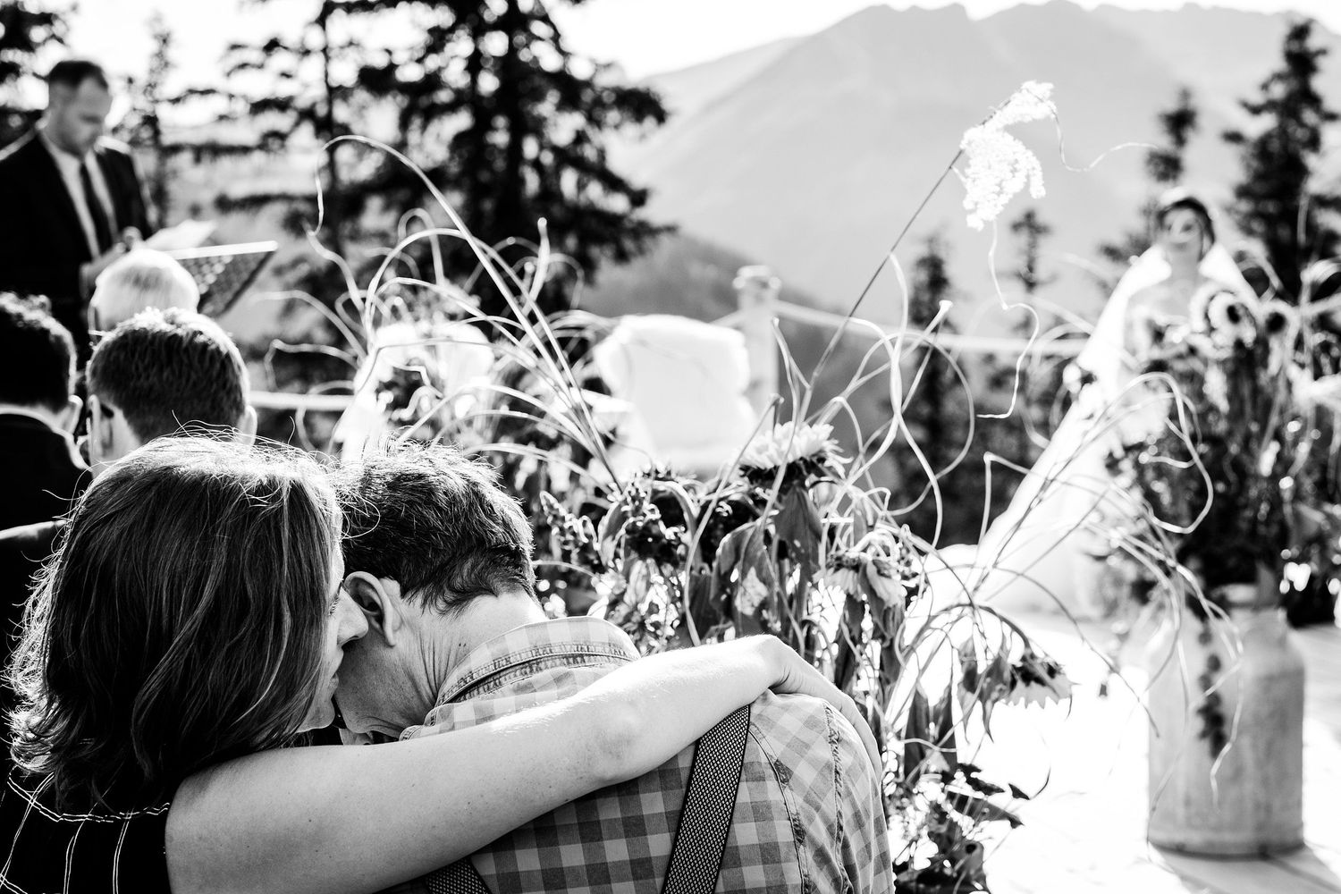 TLOOK photographe de mariage de style documentaire, Wasserngrat à Gstaad cérémonie sur la terrasse