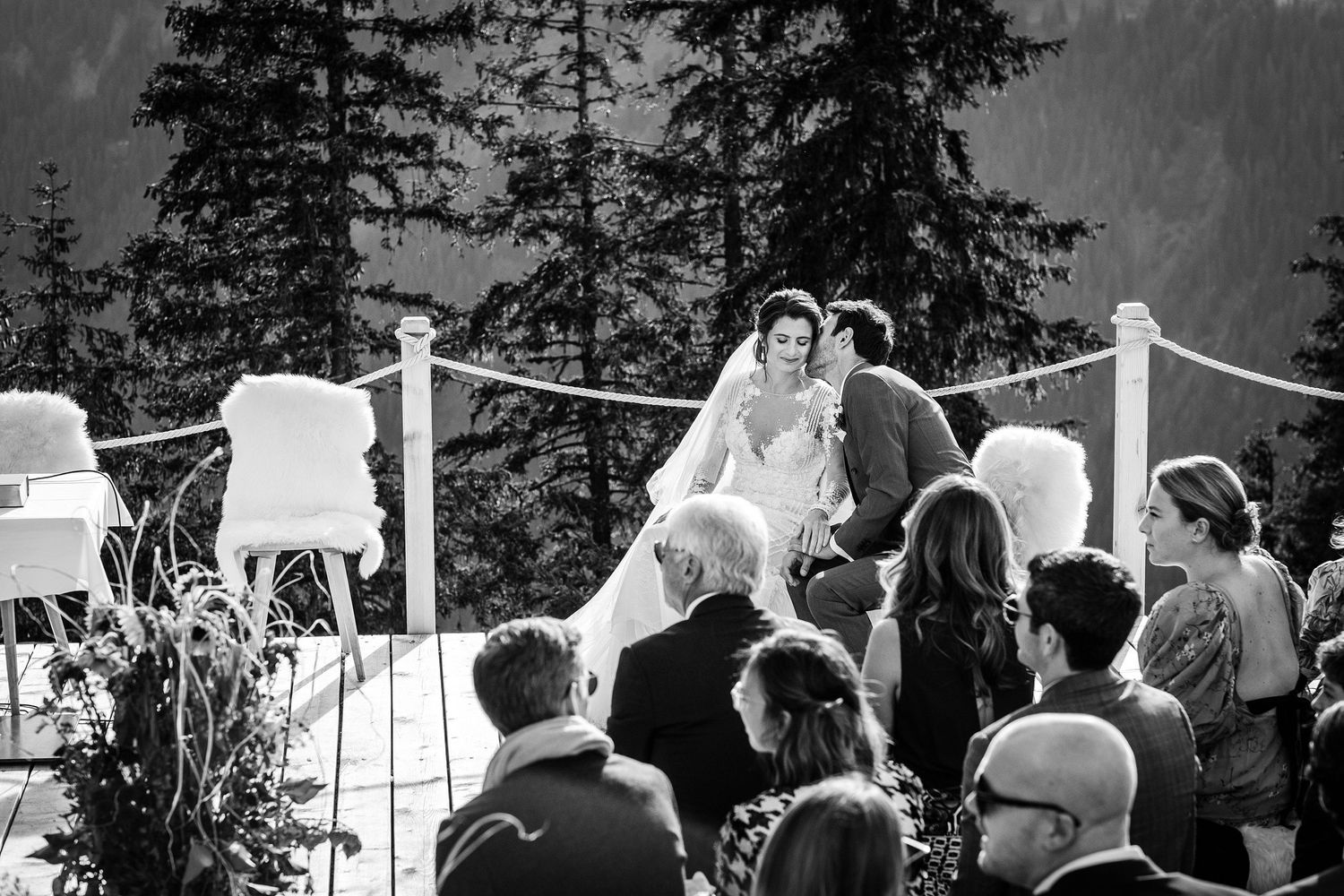 TLOOK photographe de mariage de style documentaire, Wasserngrat à Gstaad cérémonie sur la terrasse