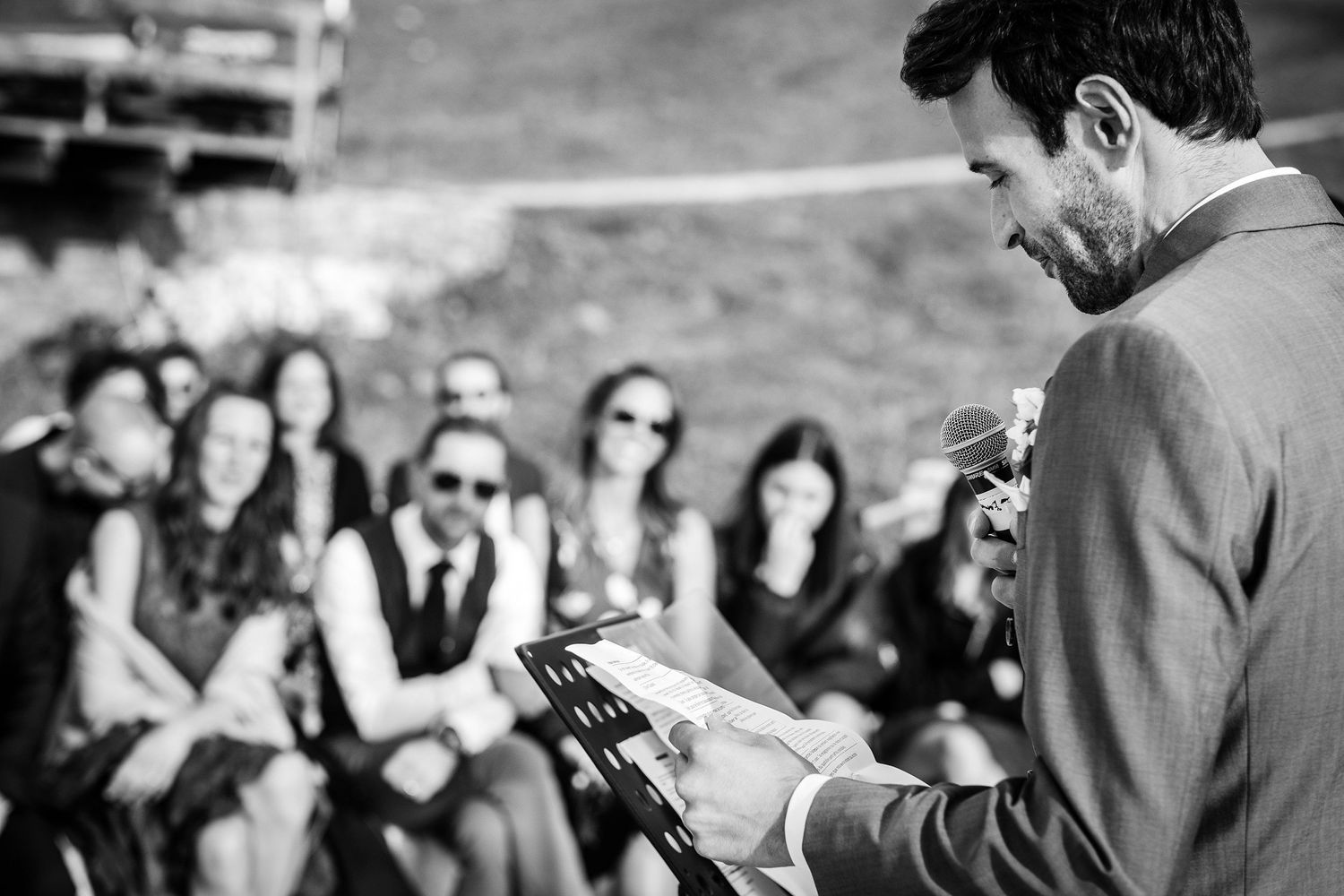 TLOOK photographe de mariage de style documentaire, Wasserngrat à Gstaad cérémonie sur la terrasse discours du marié