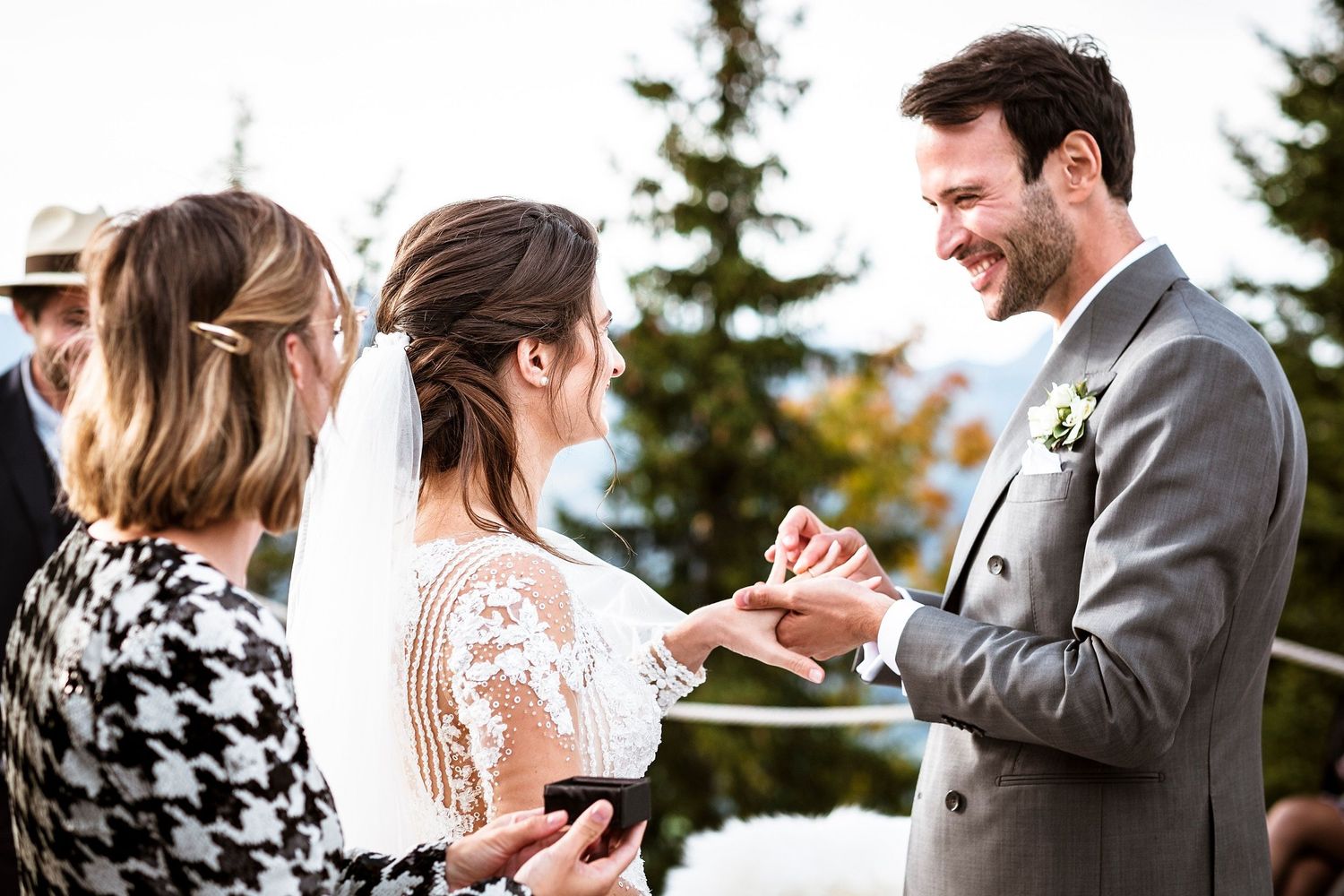 TLOOK photographe de mariage de style documentaire, Wasserngrat à Gstaad cérémonie sur la terrasse passage de la bage au doigt