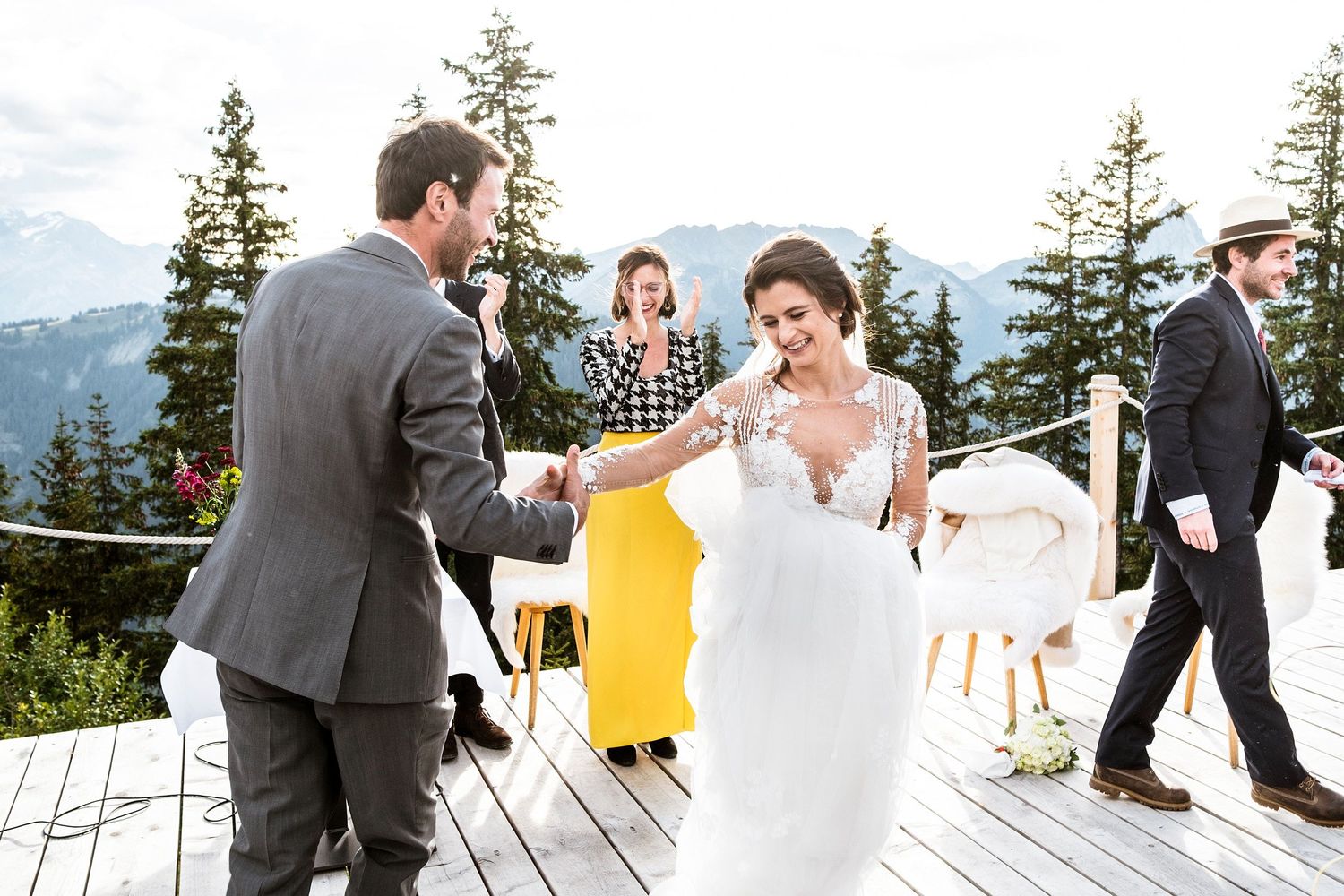 TLOOK photographe de mariage de style documentaire, Wasserngrat à Gstaad ambiance dance floor
