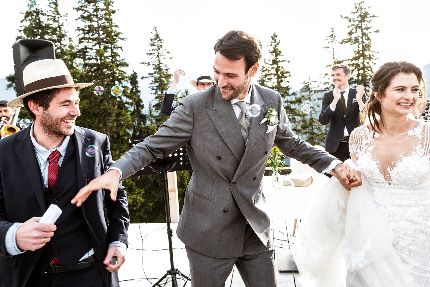 TLOOK photographe de mariage de style documentaire, Wasserngrat à Gstaad ambiance dance floor