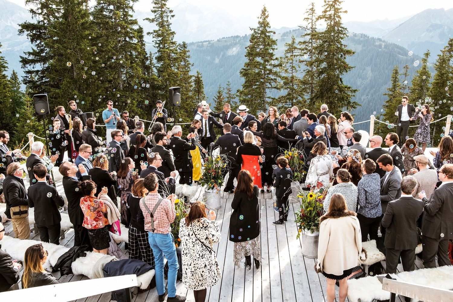 TLOOK photographe de mariage de style documentaire, Wasserngrat à Gstaad ambiance dance floor
