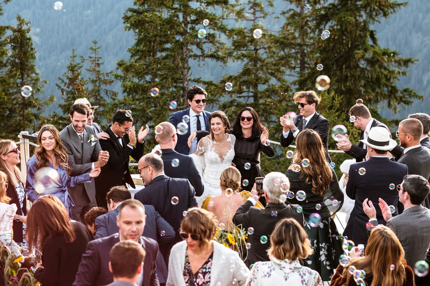 TLOOK photographe de mariage de style documentaire, Wasserngrat à Gstaad ambiance dance floor