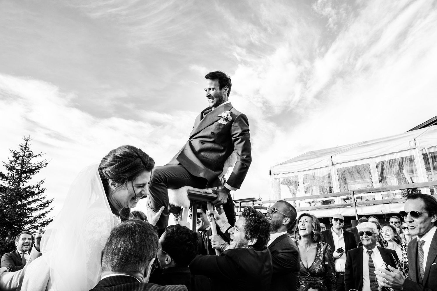 TLOOK photographe de mariage de style documentaire, Wasserngrat à Gstaad ambiance dance floor