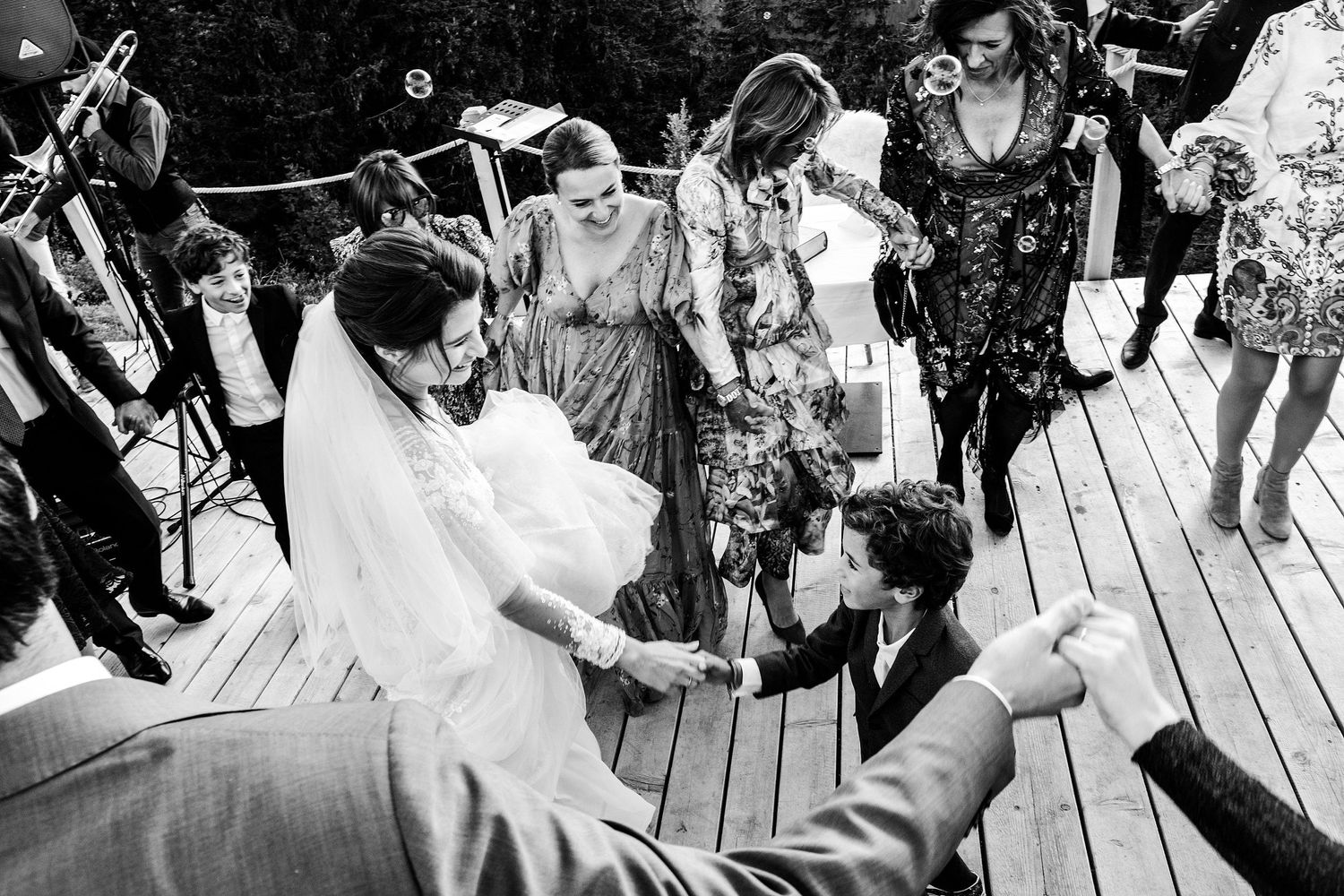 TLOOK photographe de mariage de style documentaire, Wasserngrat à Gstaad ambiance dance floor