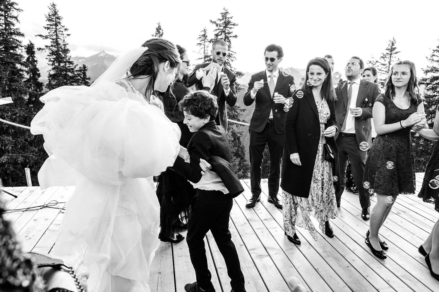 TLOOK photographe de mariage de style documentaire, Wasserngrat à Gstaad ambiance dance floor