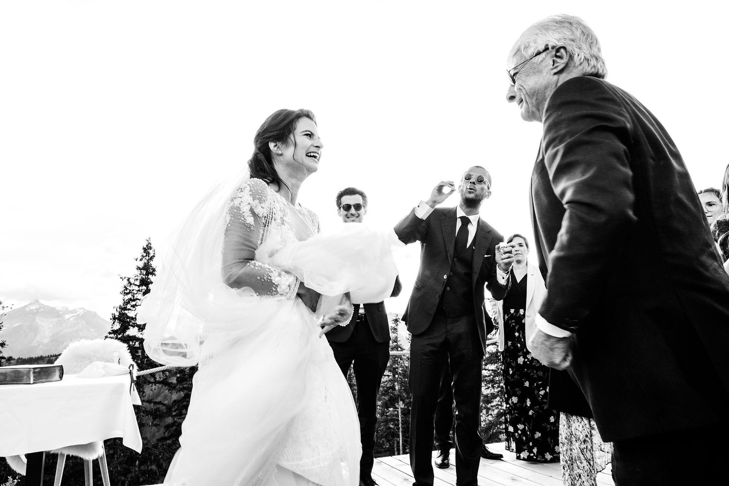 TLOOK photographe de mariage de style documentaire, Wasserngrat à Gstaad ambiance dance floor