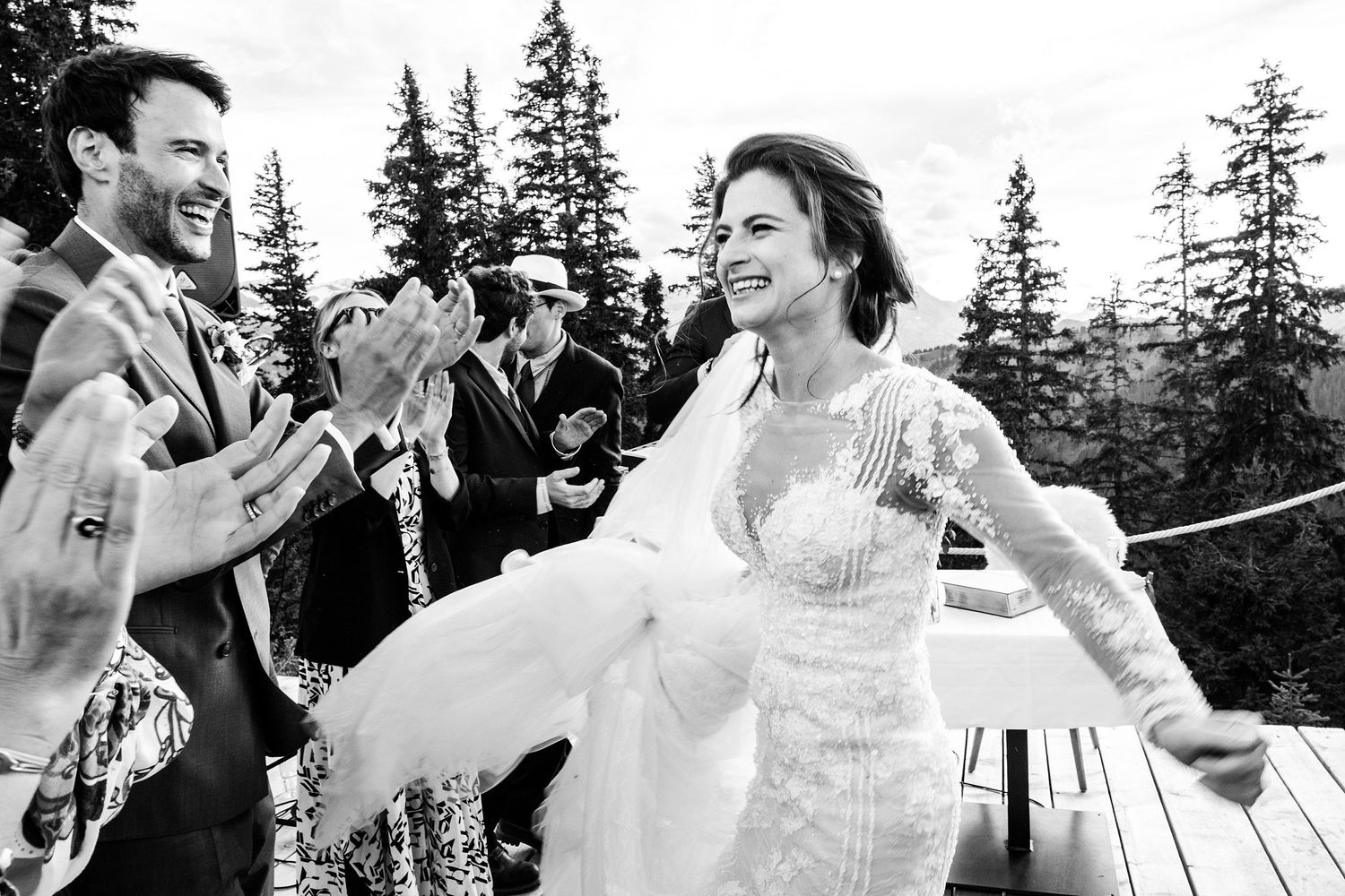 TLOOK photographe de mariage de style documentaire, Wasserngrat à Gstaad ambiance dance floor