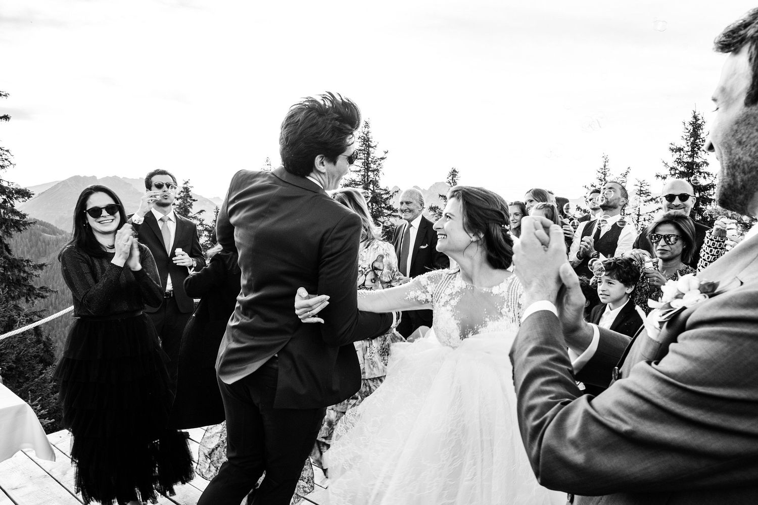 TLOOK photographe de mariage de style documentaire, Wasserngrat à Gstaad ambiance dance floor