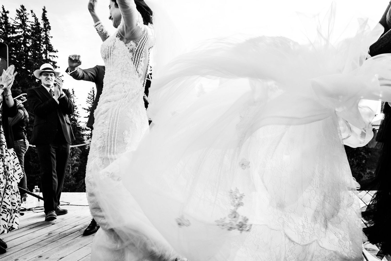 TLOOK photographe de mariage de style documentaire, Wasserngrat à Gstaad ambiance dance floor robe de la mariée