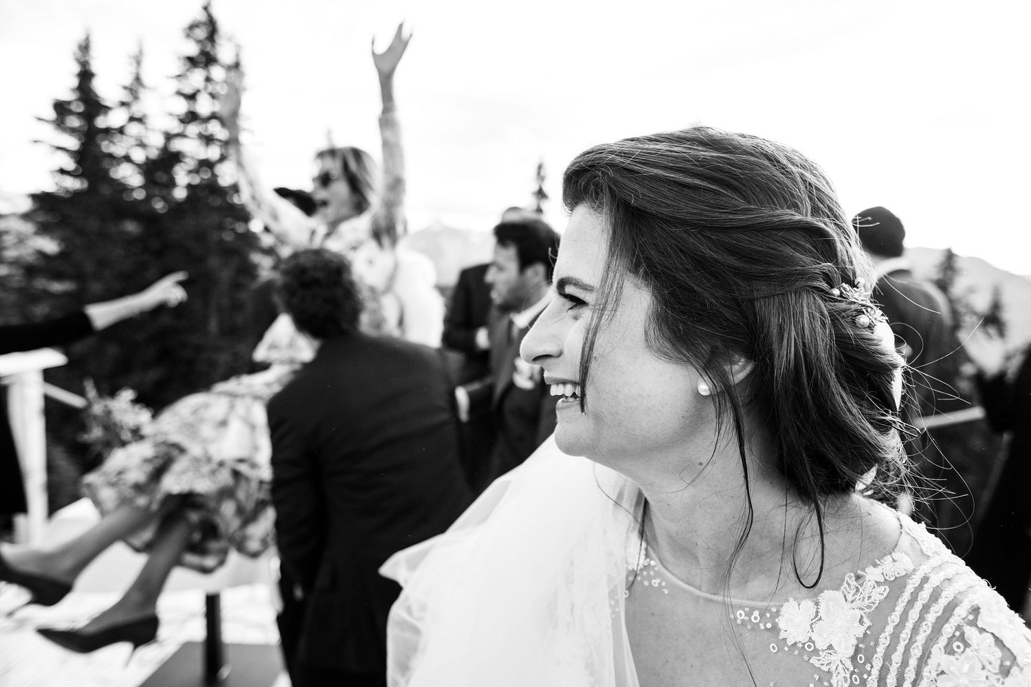 TLOOK photographe de mariage de style documentaire, Wasserngrat à Gstaad ambiance dance floor