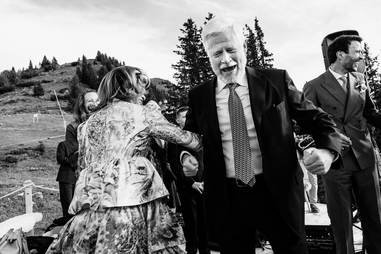 TLOOK photographe de mariage de style documentaire, Wasserngrat à Gstaad ambiance dance floor