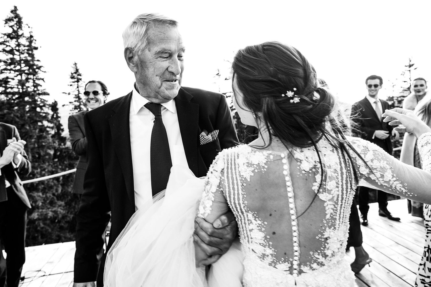 TLOOK photographe de mariage de style documentaire, Wasserngrat à Gstaad cocktail portraits