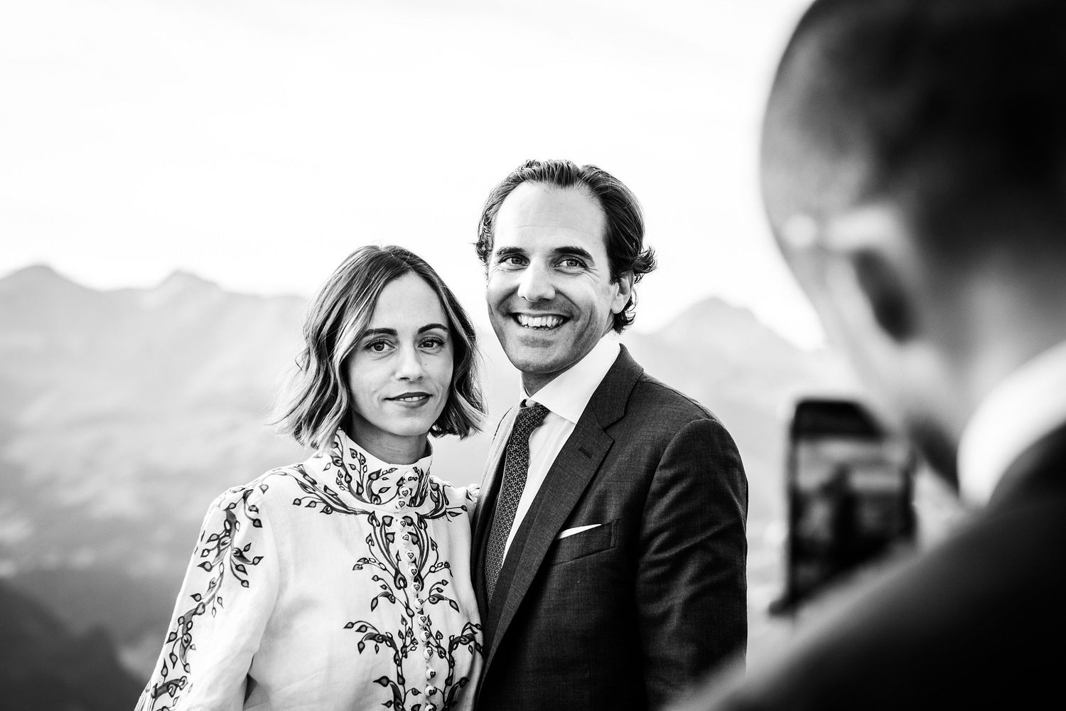 TLOOK photographe de mariage de style documentaire, Wasserngrat à Gstaad cocktail portraits
