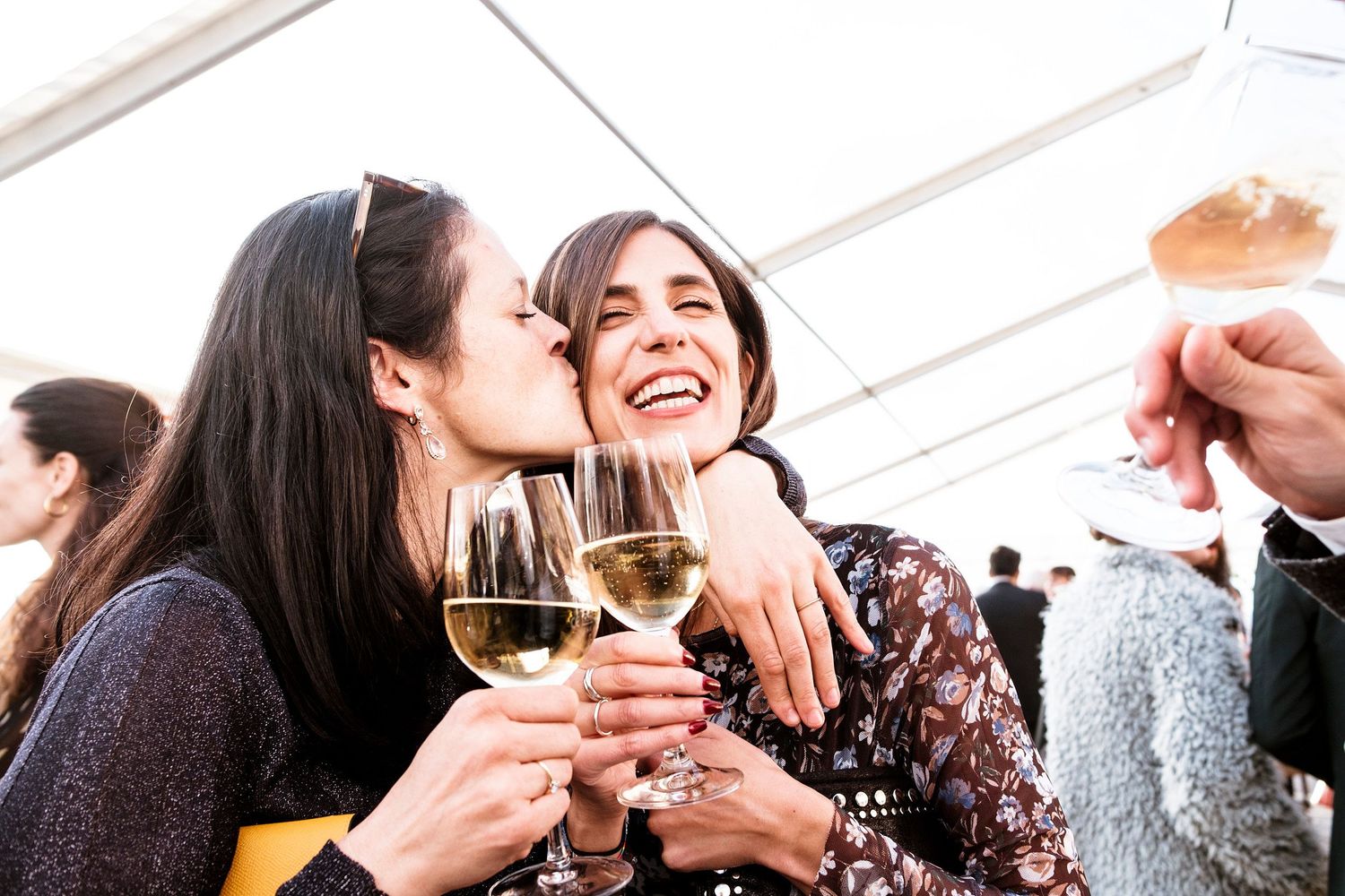 TLOOK photographe de mariage de style documentaire, Wasserngrat à Gstaad cocktail portraits