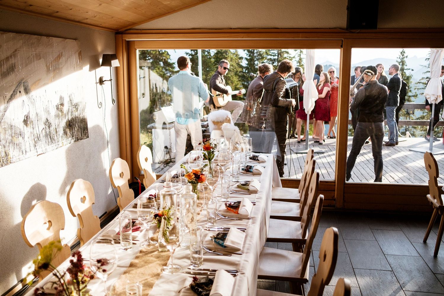TLOOK photographe de mariage de style documentaire, Wasserngrat à Gstaad décoration tables