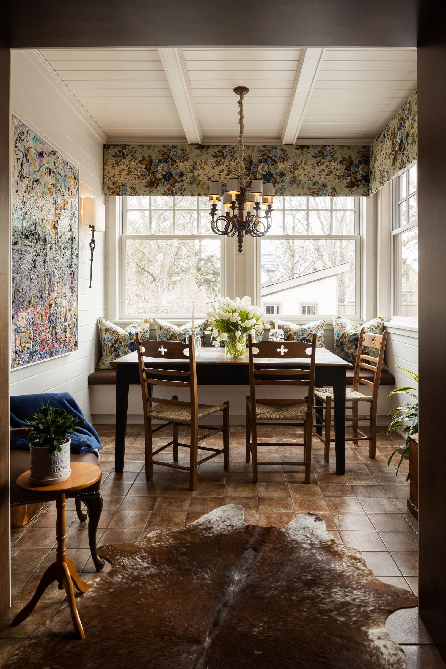 A classic dining area with incredible decor in Ontario
