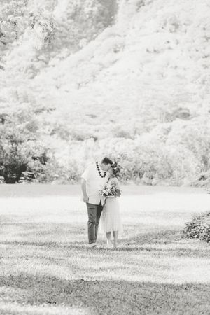 Oahu Hawaii elopement photographer capturing romantic garden portraits.