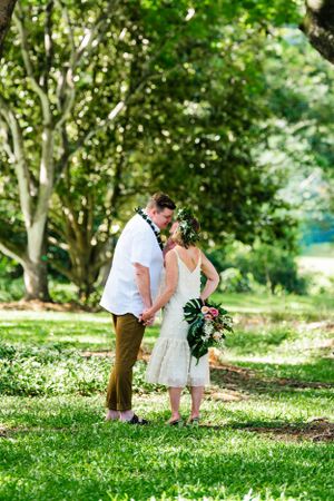 Oahu Hawaii elopement photographer capturing romantic garden portraits.