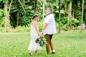 Oahu Hawaii elopement photographer capturing romantic garden portraits.