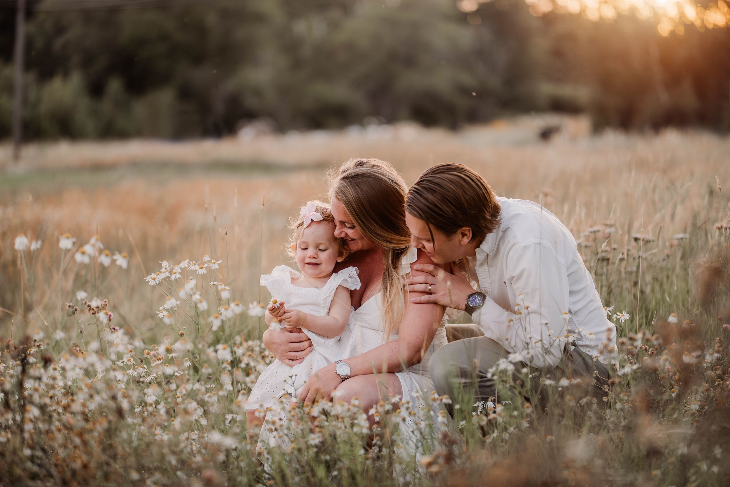 Familj på en blommande äng