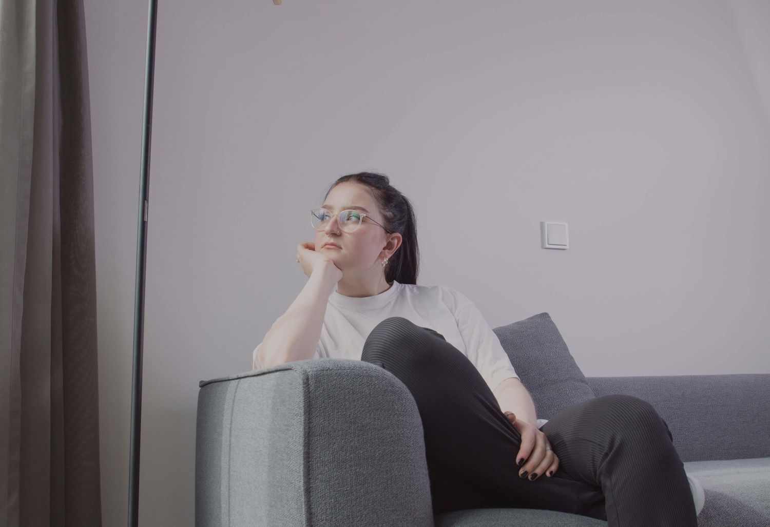 Imagefoto Jenawohnen Frau sitz auf Sofa