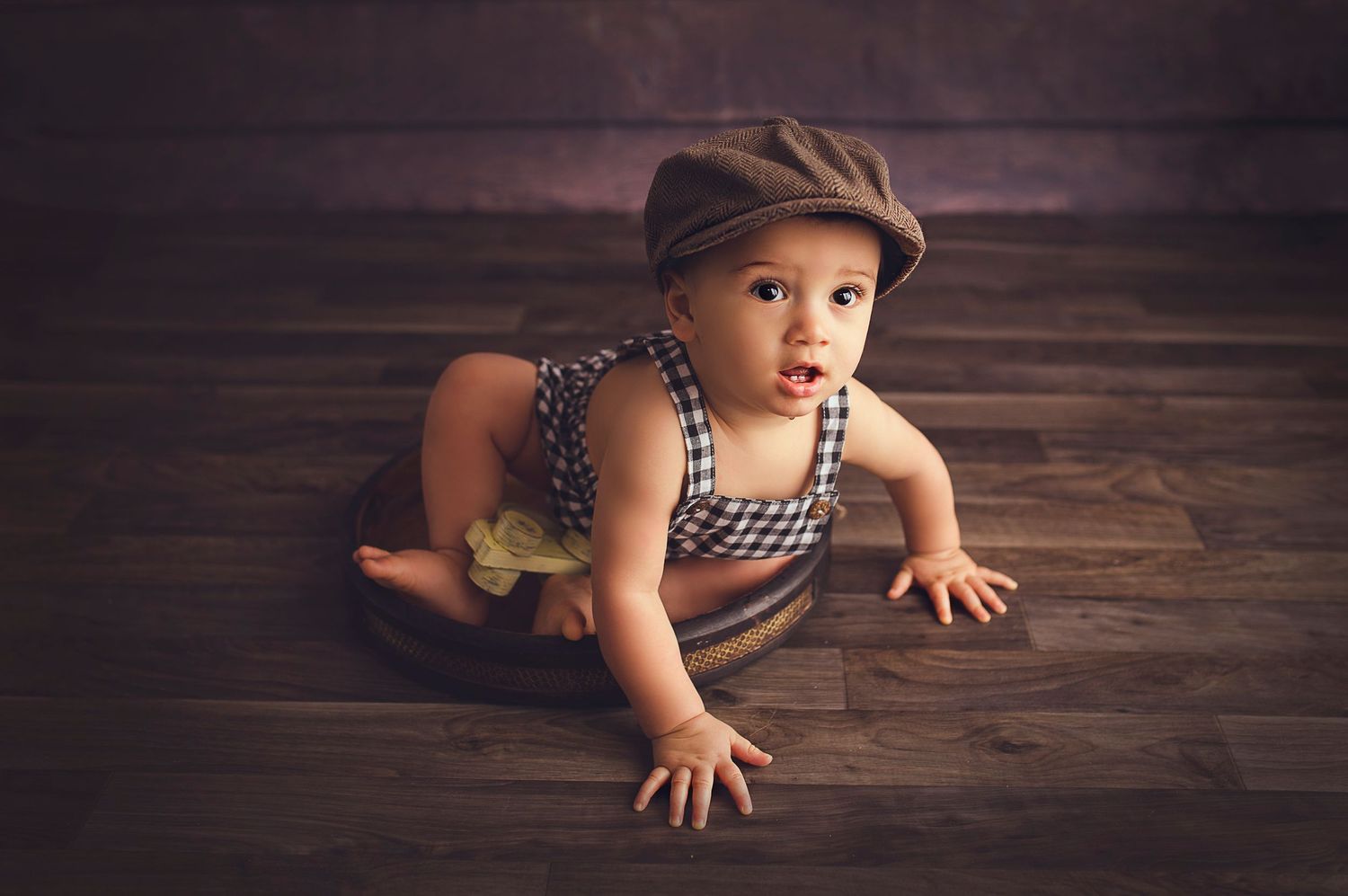 bebe varon en ropita antigua gorrito