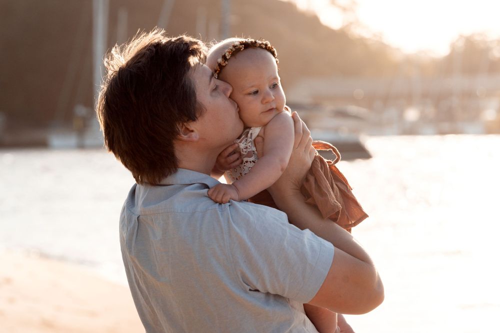 Dad kissing his daughter family photo session in sydney