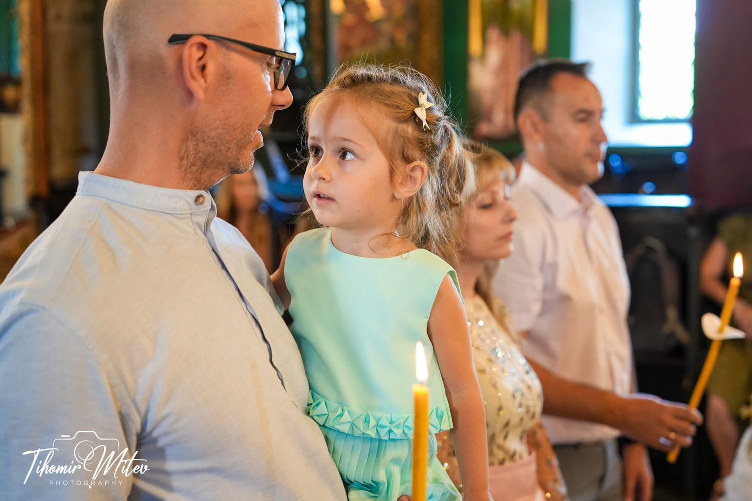 Дете гледа към своя кръщелник