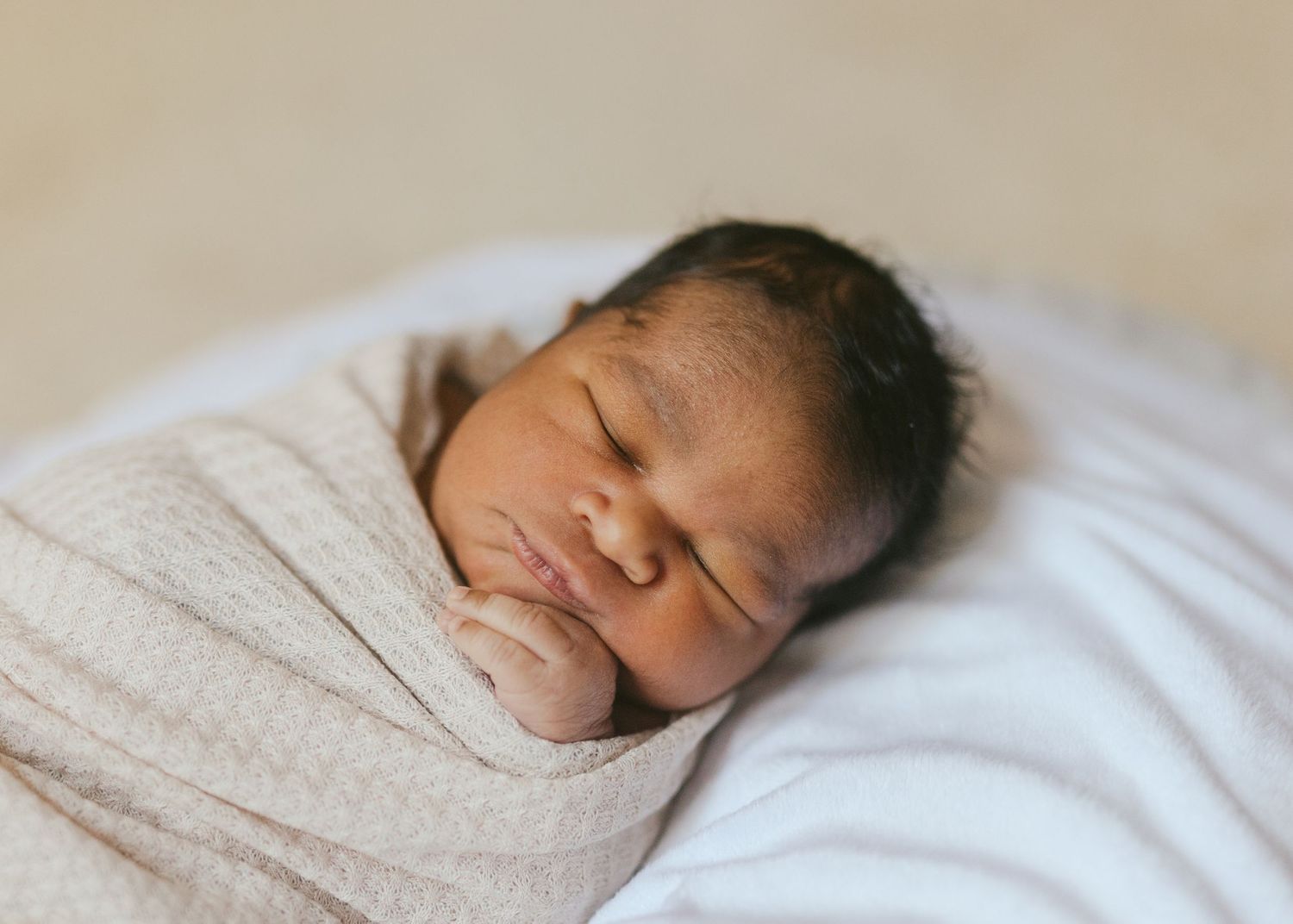 newborn lifestyle photography photo baby motherhood Richmond Virginia Emily Butz M.photo package maternity