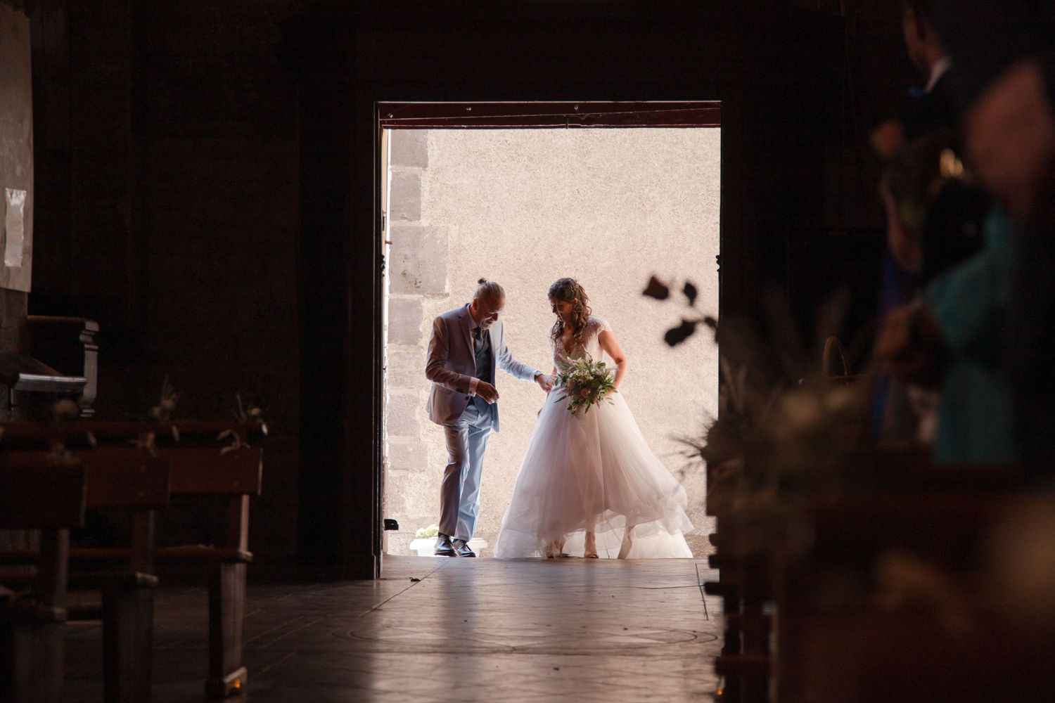 Entrée de la mariée église
Photographe : Solène Dgy Photographe