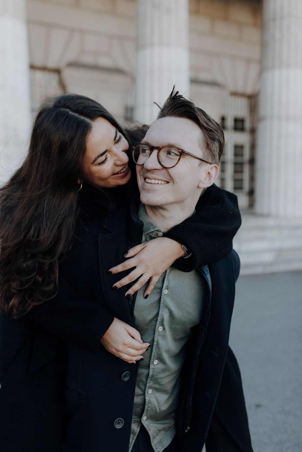 Freund trägt Freundin und haben Spaß