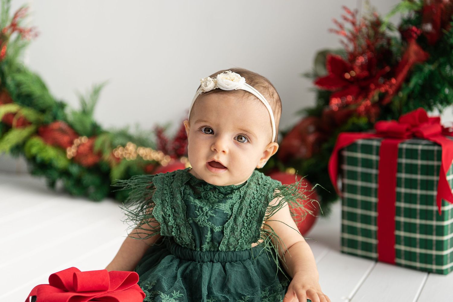 set-natalizio-studio-fotografico-Sanremo-bebè-verde-rosso