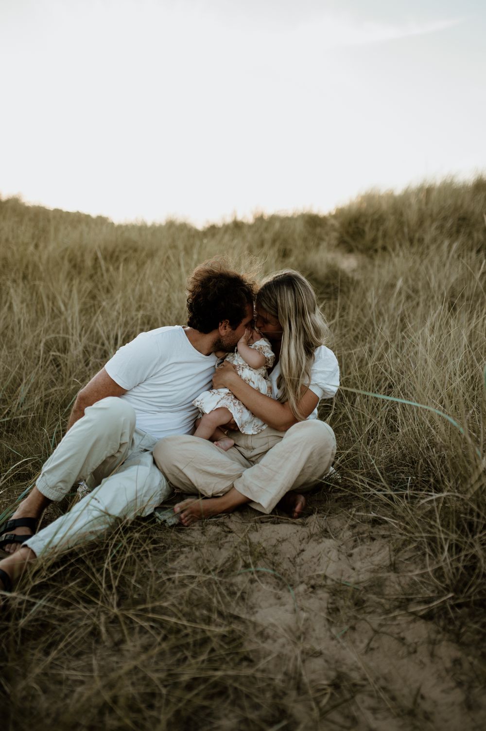 Familj i sanddynorna på Tylösand.