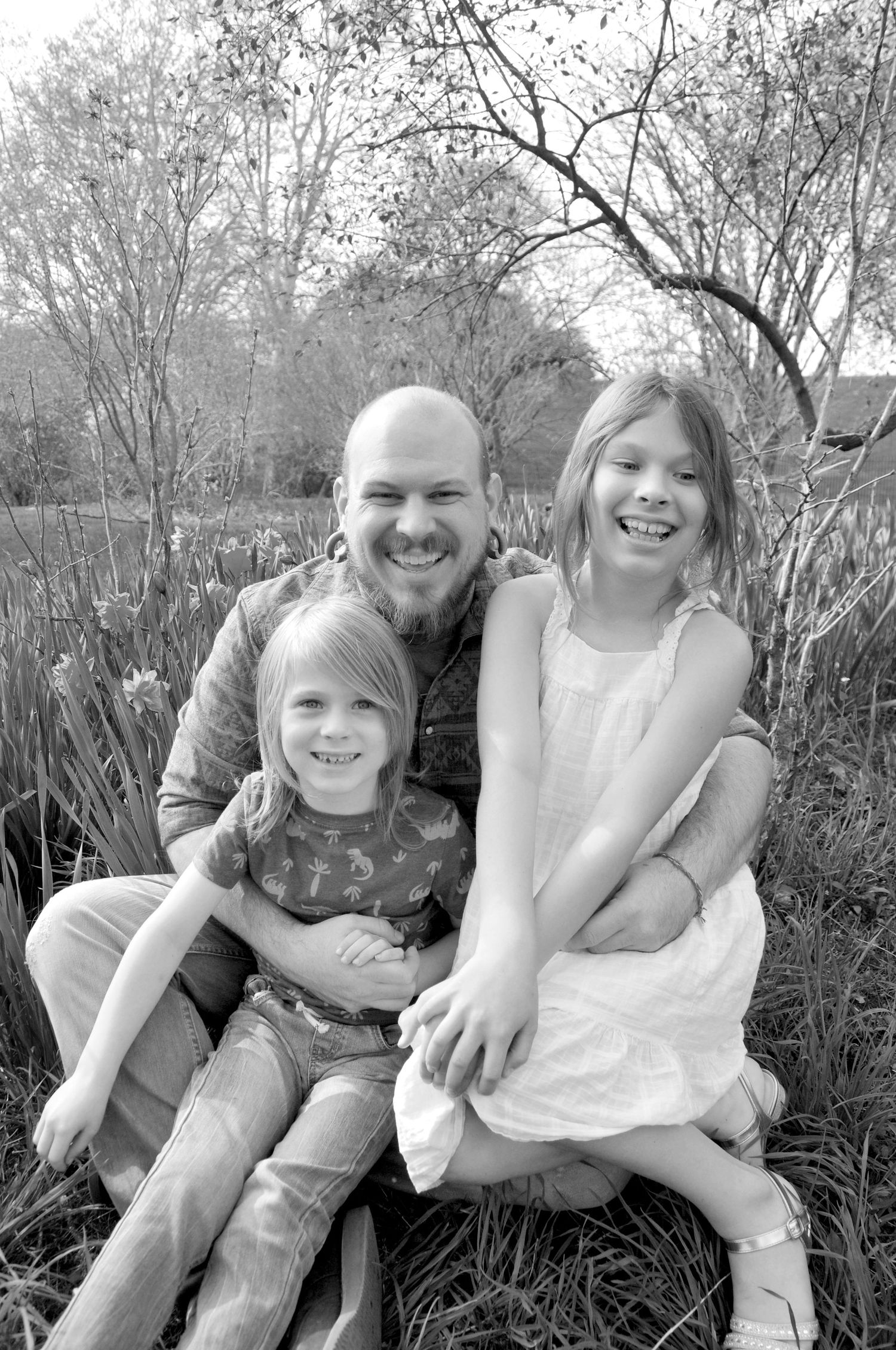Photo of dad and kids in black and white