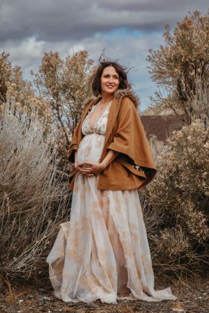 in home maternity home photoshoot high desert southern California lifestyle documentary maternity