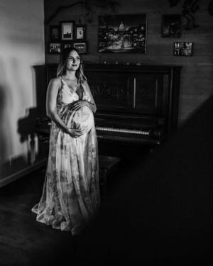 in home maternity home photoshoot high desert southern California lifestyle documentary maternity