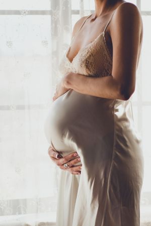 in home maternity home photoshoot high desert southern California lifestyle documentary maternity
