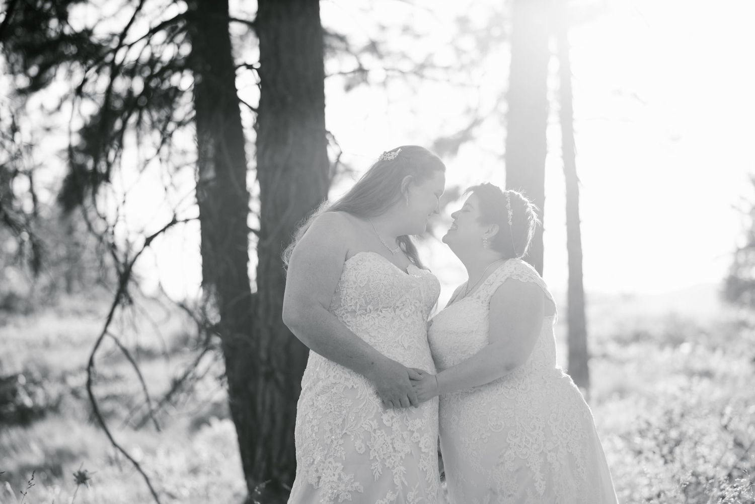 Kelowna wedding photo, black and white of couple kissing