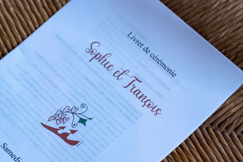La messe à l'église - Mariage romantique et médiéval en Corrèze entre Collonges-la-Rouge et le Domaine de la Fage