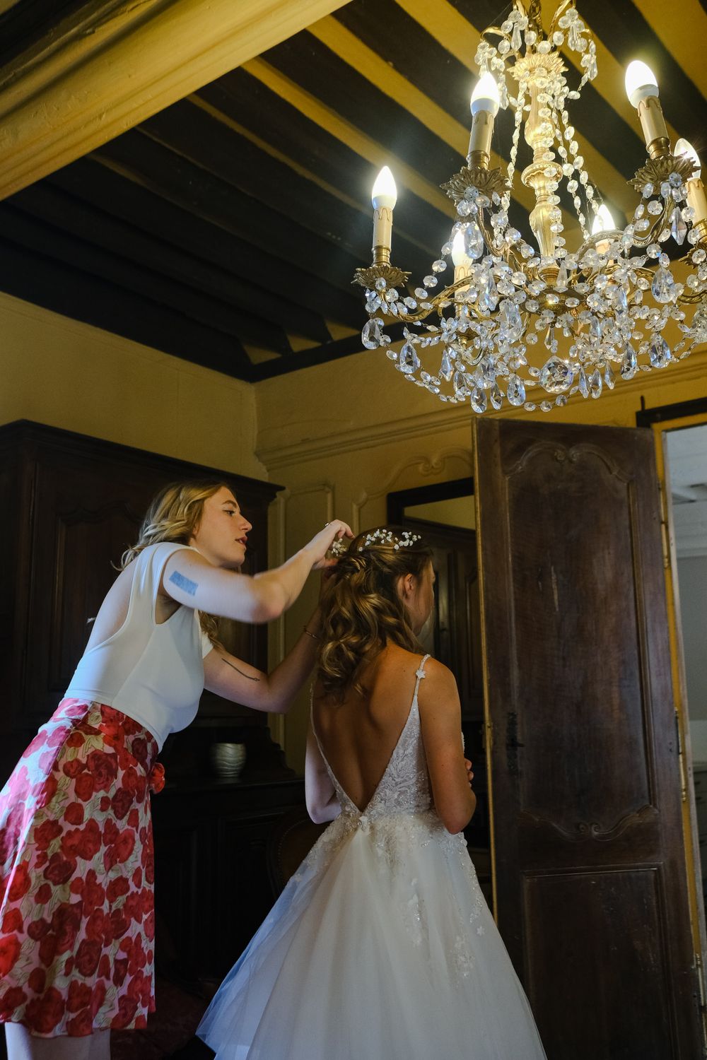 Préparatifs de la mariée - Mariage romantique et médiéval en Corrèze entre Collonges-la-Rouge et le Domaine de la Fage