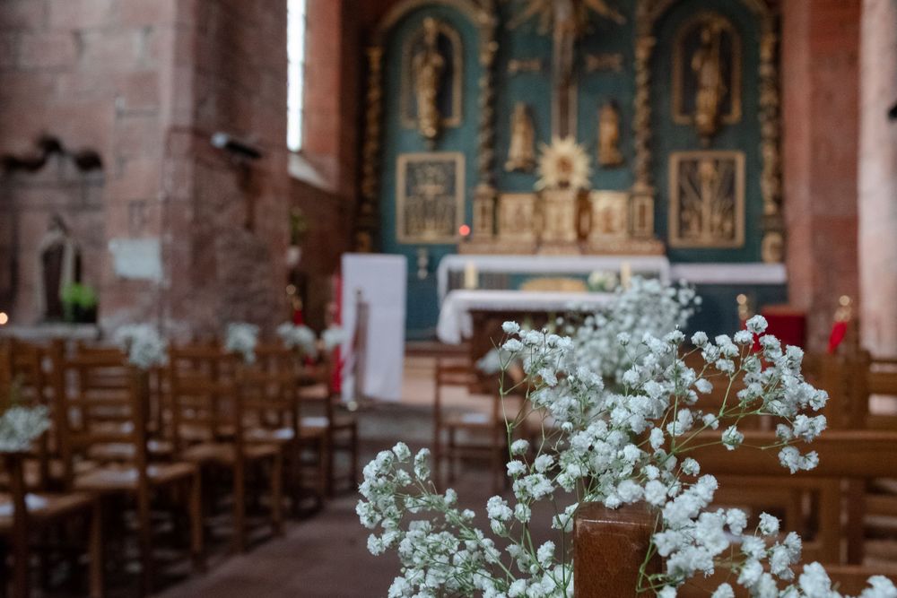 La messe à l'église - Mariage romantique et médiéval en Corrèze entre Collonges-la-Rouge et le Domaine de la Fage