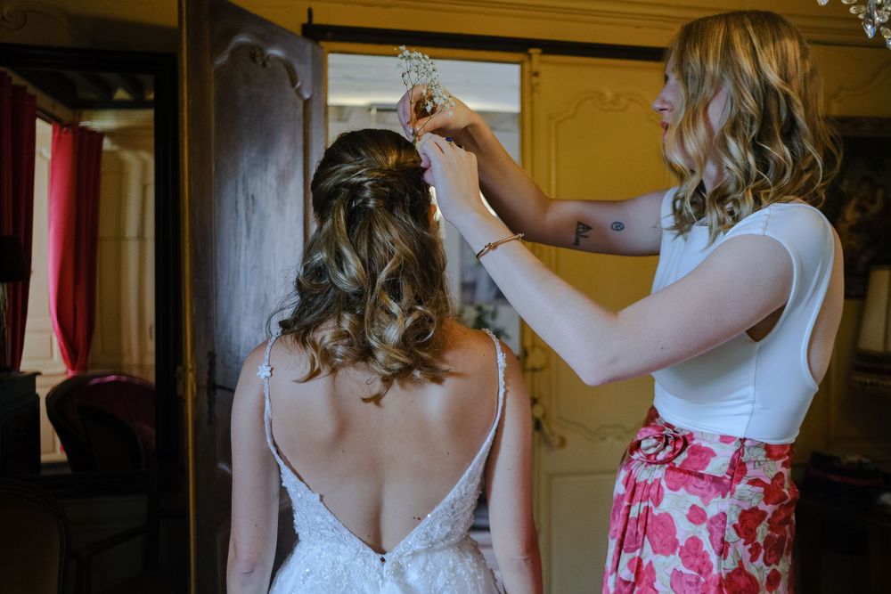 Préparatifs de la mariée - Mariage romantique et médiéval en Corrèze entre Collonges-la-Rouge et le Domaine de la Fage