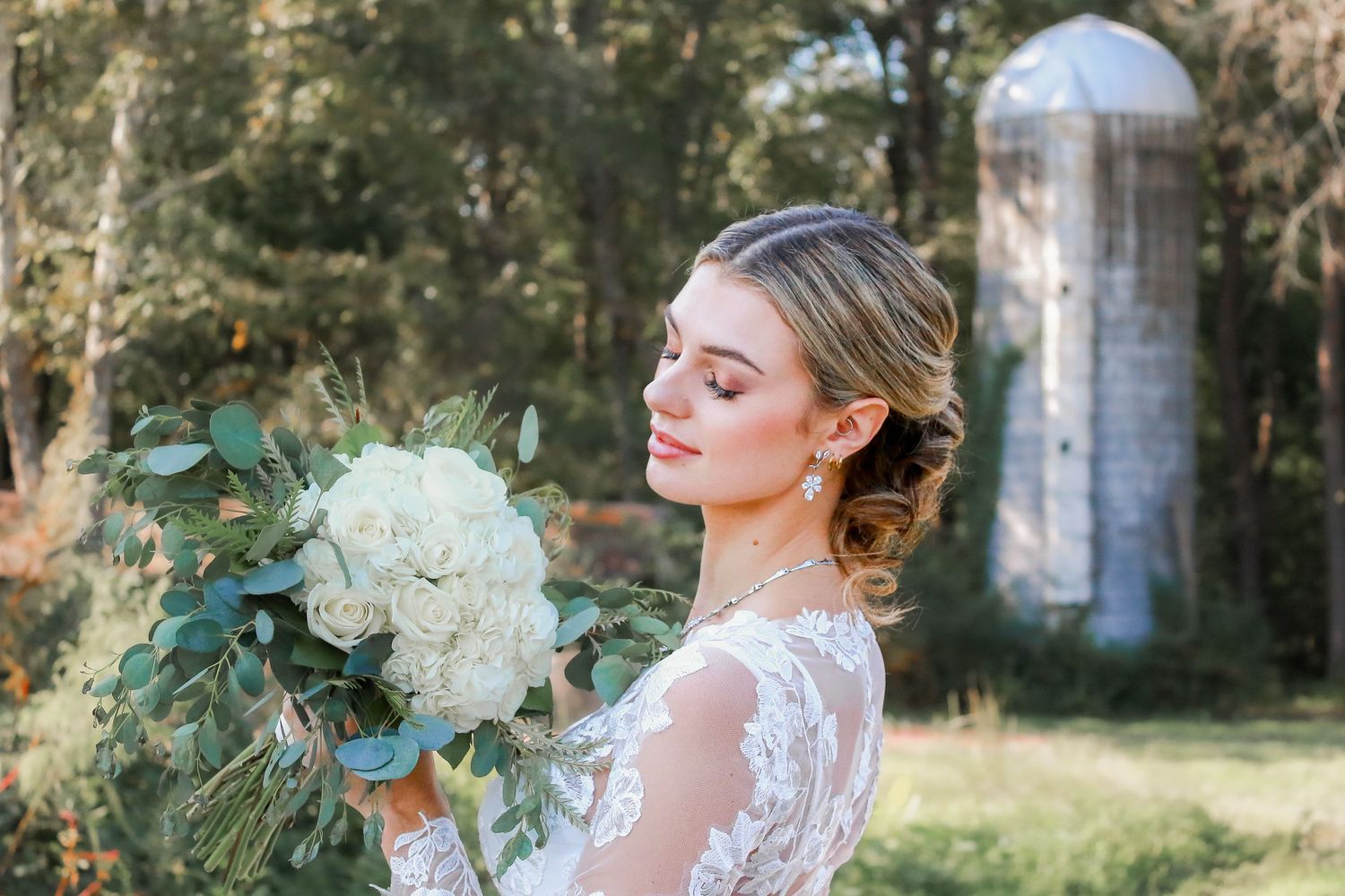 Outdoor bridal portraits featuring white floral bouquets against a natural backdrop.